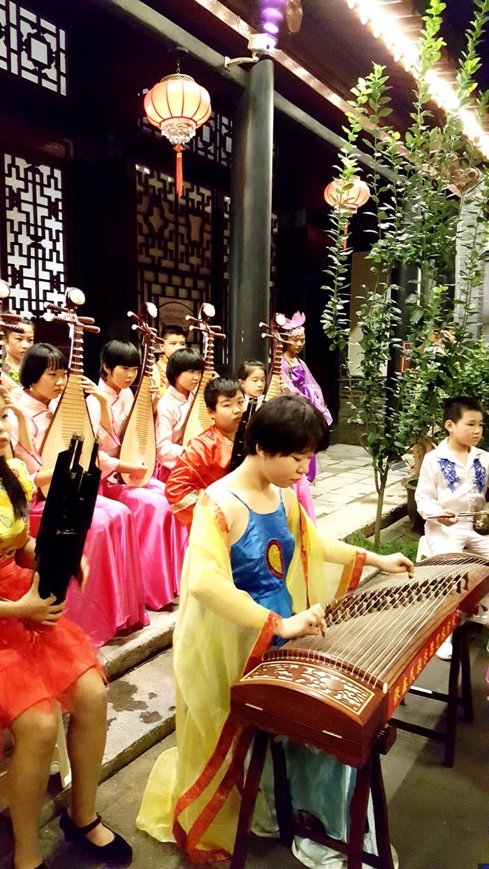 器乐合奏《喜洋洋,金蛇狂舞》,琵琶曲《牧羊曲》,巴乌独奏《侗乡之夜